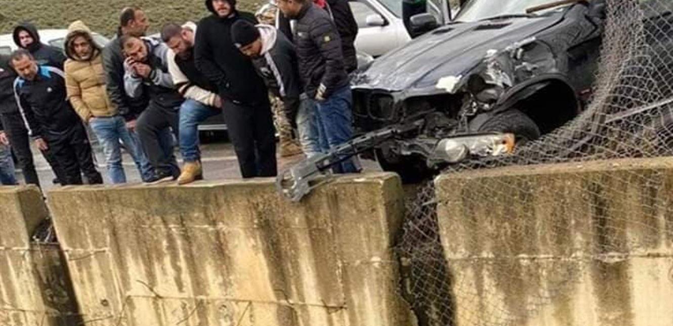 لبنان حاولت تفقد السيارة بعد إصطدامها بالجدار في النبطية.. فسقطت وتوفيت لبنان حاولت تفقد السيارة بعد إصطدامها بالجدار في النبطية.. فسقطت وتوفيت