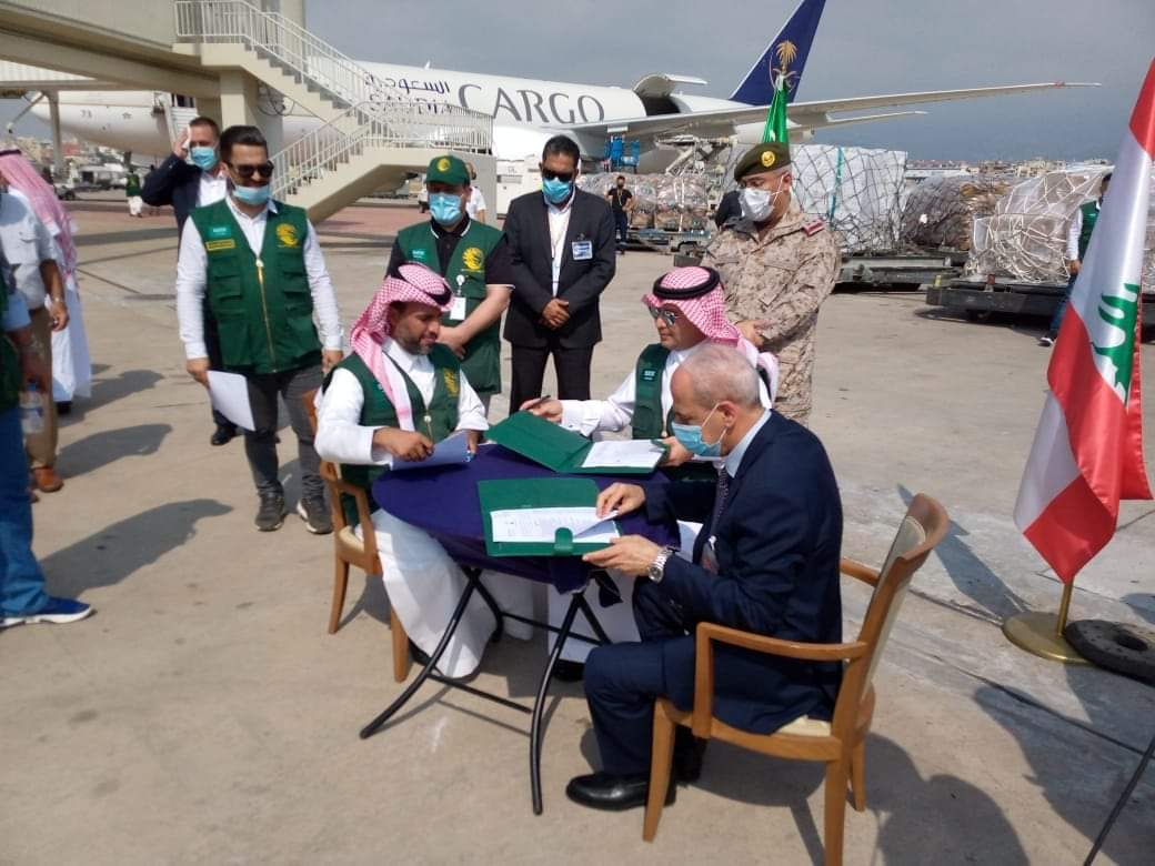 بخاري في استقبال طائرتي مساعدة سعوديتين: نحن دائما إلى جانب لبنان ونسعى إلى أمنه واستقراره بخاري في استقبال طائرتي مساعدة سعوديتين: نحن دائما إلى جانب لبنان ونسعى إلى أمنه واستقراره