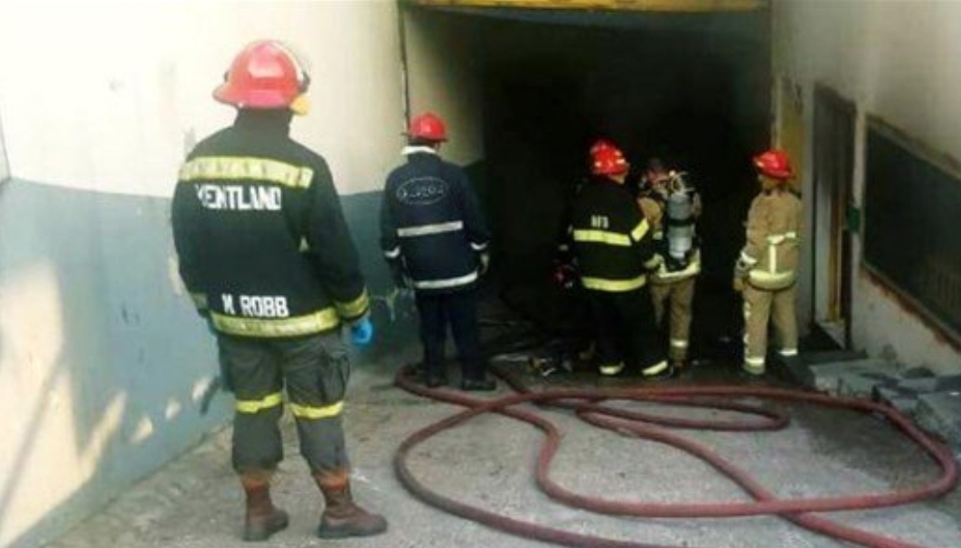 إخماد حريق في مستودع للمواد الغذائية في أدونيس إخماد حريق في مستودع للمواد الغذائية في أدونيس