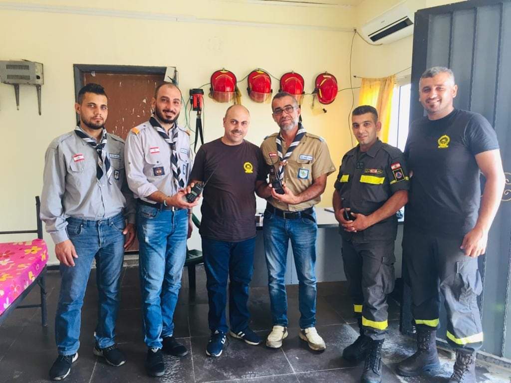 كشافة الغد فوج ببنين قدم لمركز الدفاع المدني في ببنين اجهزة اتصال .