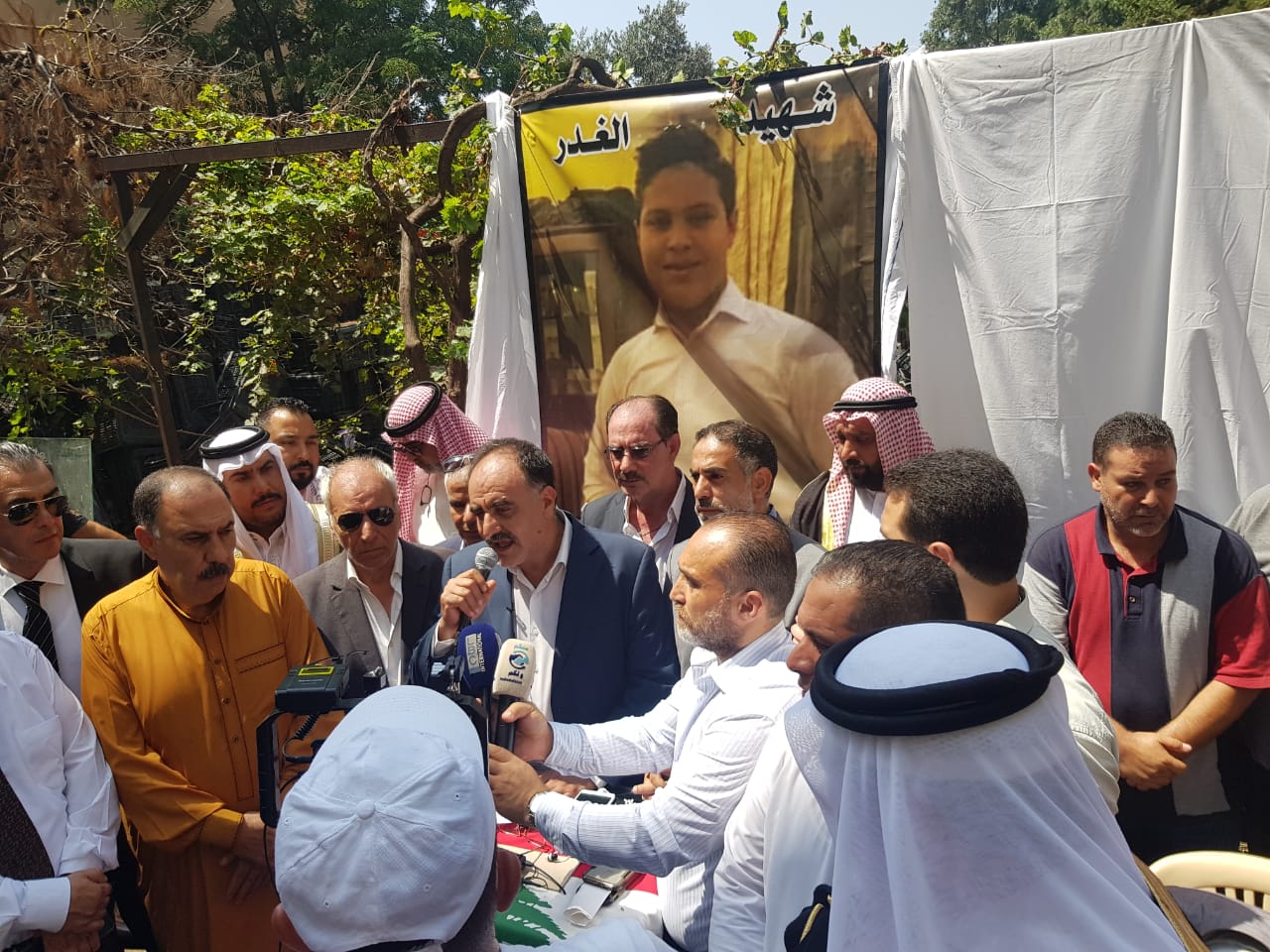 العشائر العربية (السنية والشيعية) أكدّت وحدة الصفّ ونبذ الفتنة المذهبية. العشائر العربية (السنية والشيعية) أكدّت وحدة الصفّ ونبذ الفتنة المذهبية.