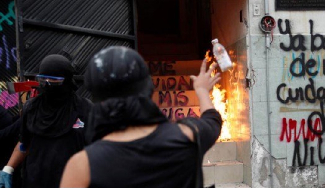 ناشطات يضرمنَ النار في مبنى حكومي في المكسيك ناشطات يضرمنَ النار في مبنى حكومي في المكسيك