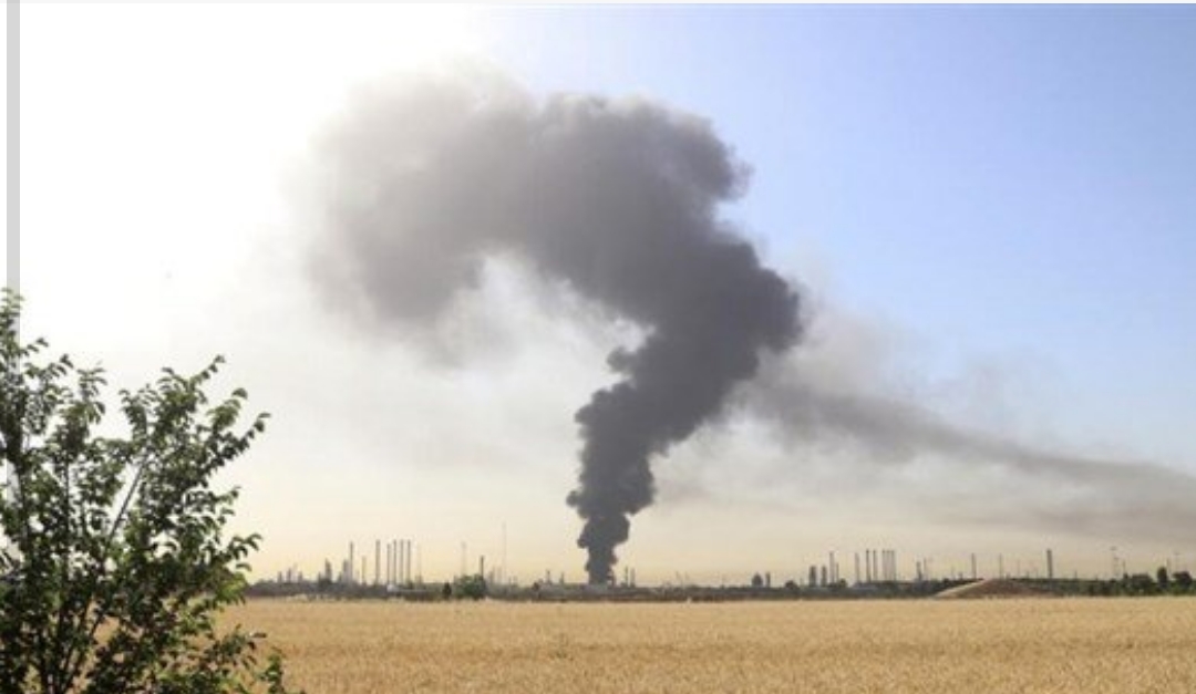 حريق في مصنع بتروكيماويات في إيران حريق في مصنع بتروكيماويات في إيران