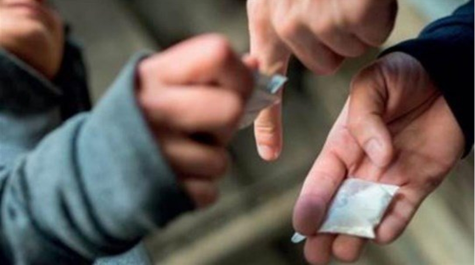 ضُبط يُروّج المخدّرات بالجرم المشهود! ضُبط يُروّج المخدّرات بالجرم المشهود!