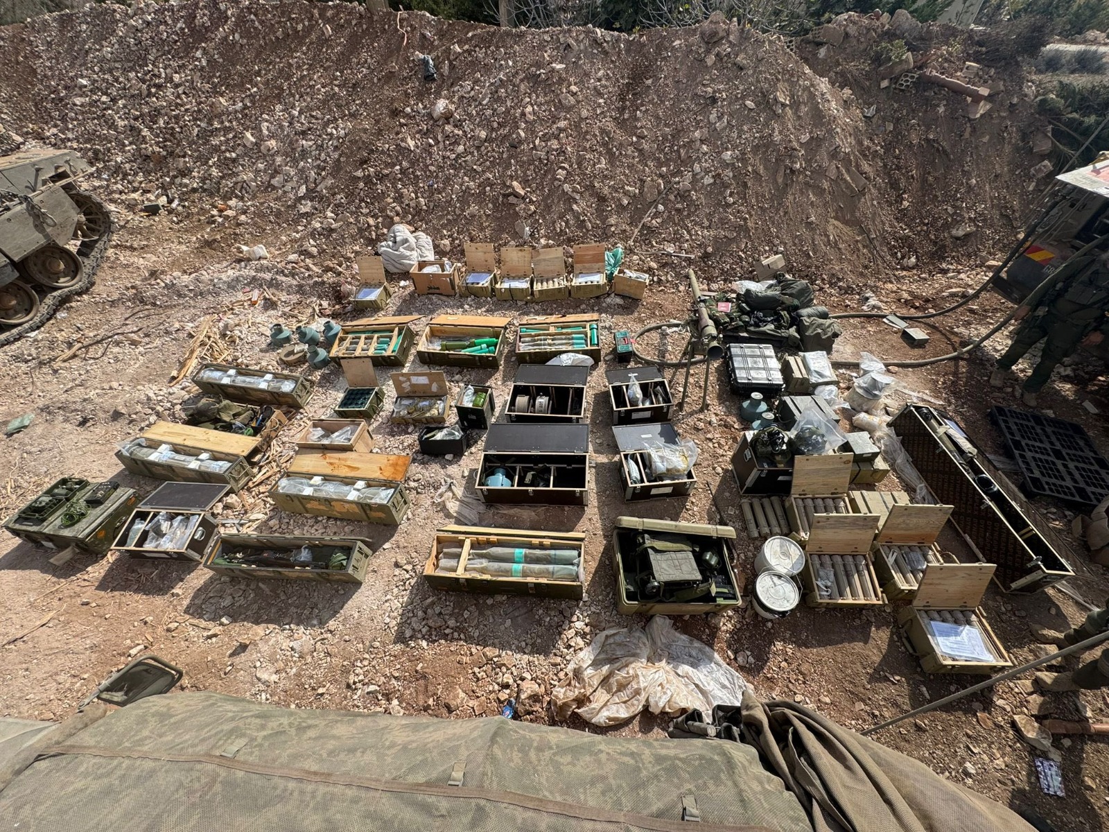 نشر الجيش الاسرائيلي صورًا يدّعي فيها العثور على مخزون من الأسلحة في مجمّع في احدى قرى الجنوب