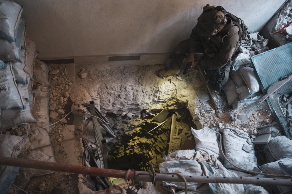 الجيش الإسرائيلي يزعم أن قوات لواء جولاني سيطرت على مجمع تابع لعناصر الحزب