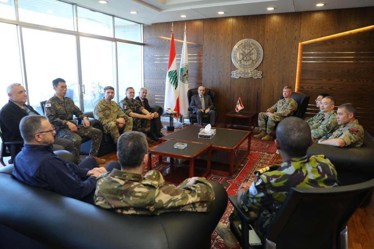 وزير الدفاع بحث التطورات الأمنية مع قائد الجيش والتقى وفداً من المستشارين العسكريين في مجلس الأمن 