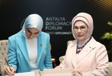 أمينة أردوغان ولطيفة الدروبي تبحثان التعاون في قضايا المرأة والطفل