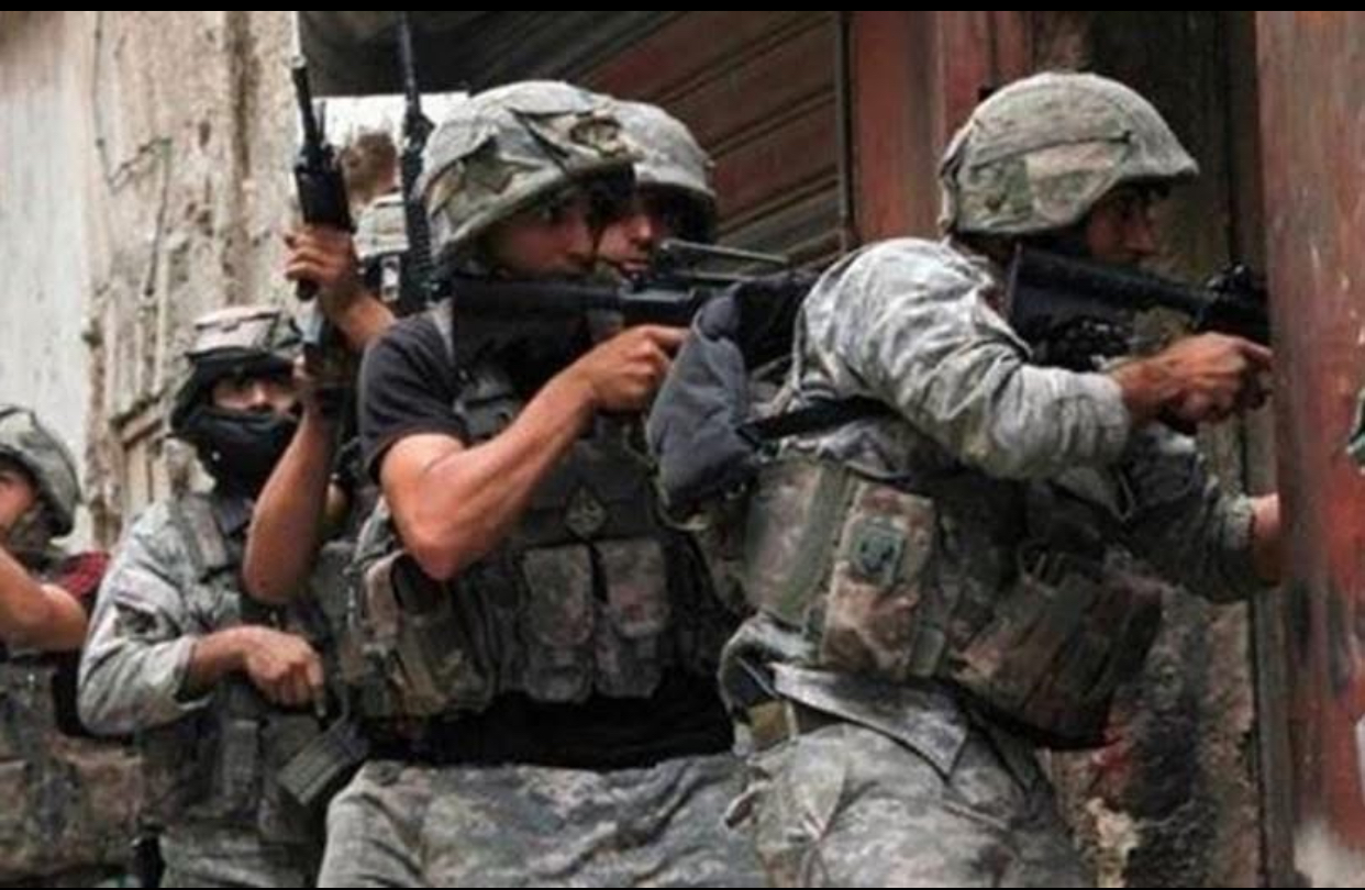 مخابرات الجيش تداهم منزل مطلوبين في ضهر العين وتصادر مضبوطات