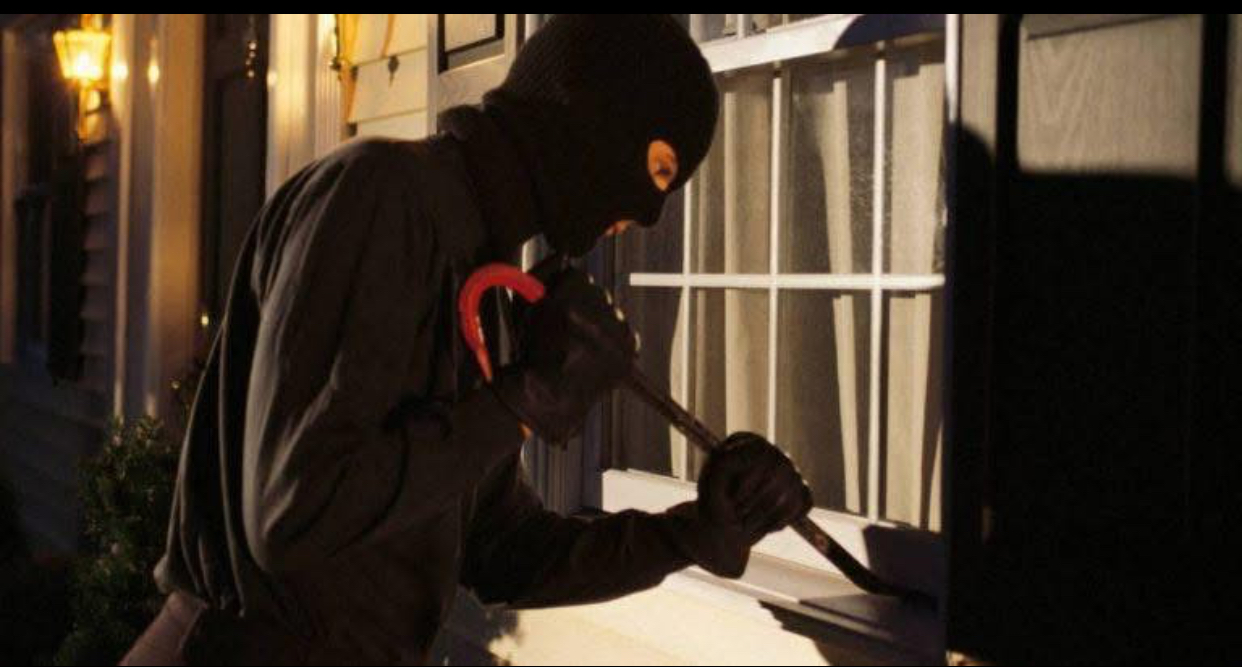 سرقة مقهى الثقافة في طرابلس وسرقة سيارة صاحب المقهى